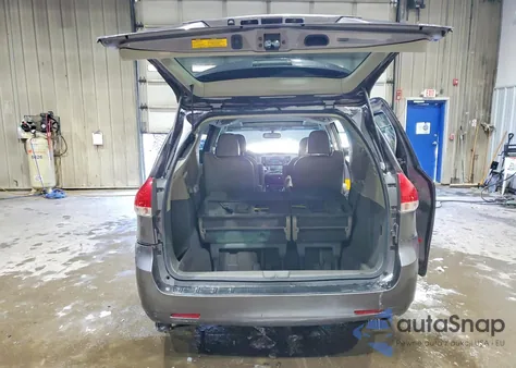 2011 Toyota Sienna Xle z USA, uszkodzony, nr VIN 5TDDK3DC0BS010738